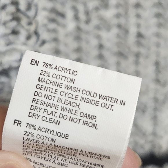 Like new, sweater ✨️ Size small - Picture 8 of 11